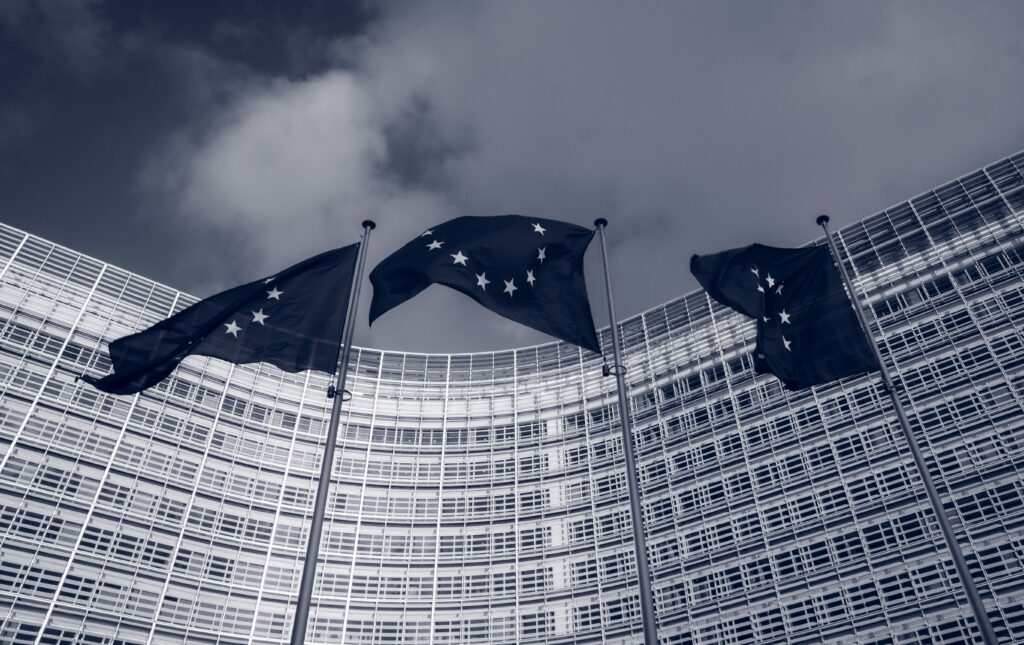 Niz zastava Europske unije ispred zgrade Europske komisije Berlaymont u Bruxellesu